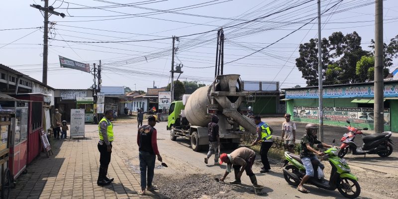 Satlantas Polres Pekalongan Bersama TNI dan Warga Tambal Jalan Berlubang, Tingkatkan Keselamatan Pengguna Jalan
