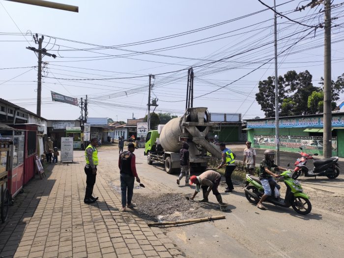 Satlantas Polres Pekalongan Bersama TNI dan Warga Tambal Jalan Berlubang, Tingkatkan Keselamatan Pengguna Jalan