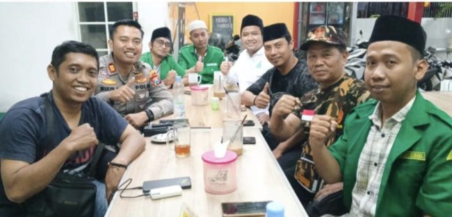 Kapolsek Genteng Perkuat Sinergitas Dengan Ansor dan Banser Lewat Ngopi Kamtibmas