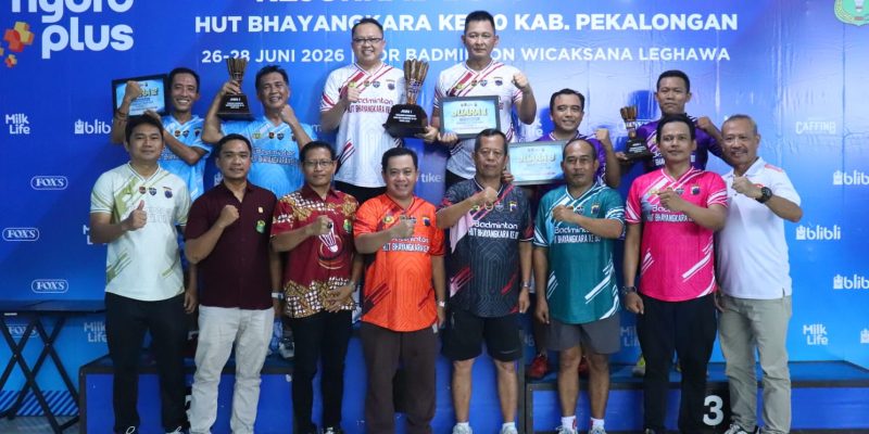 Kapolres Wakapolres Pekalongan Juara Eksebisi Antar Instansi Kejurkab Bulutangkis HUT Bhayangkara ke-80