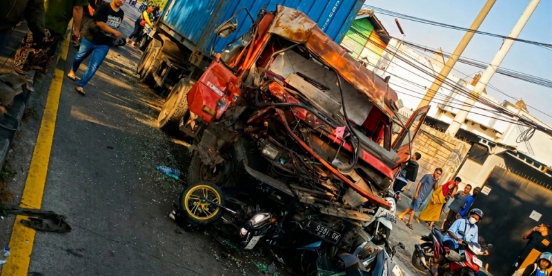 Diduga Rem Blong, Kontainer Tabrak Lima Pemotor Di Pandaan