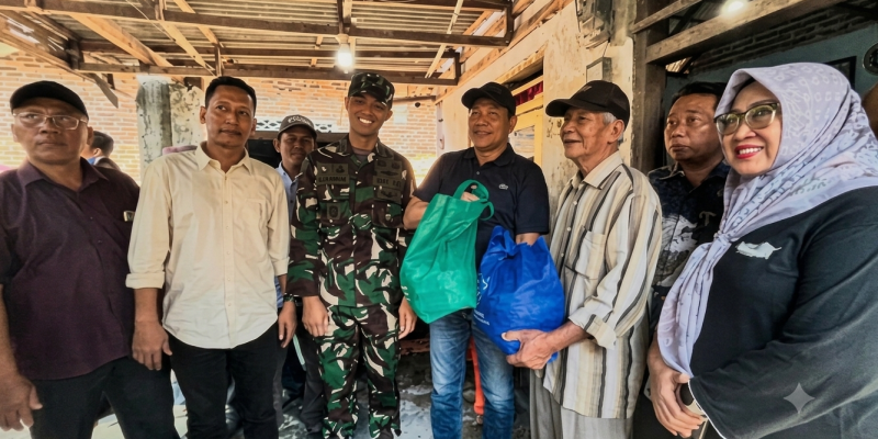 Pemkab Sidoarjo Bedah Rumah Warga dan Salurkan Alat Kesehatan