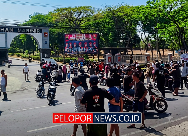 Imbas Peluru Nyasar, Warga Alas Tlogo Blokade Jalur Pantura Pasuruan-Probolinggo