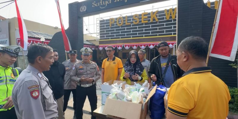 Polsek Waru Bagikan Nasi Bungkus ke Pengguna Jalan lewat Aksi ‘Jumat Berkah’