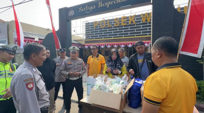 Polsek Waru Bagikan Nasi Bungkus ke Pengguna Jalan lewat Aksi ‘Jumat Berkah’