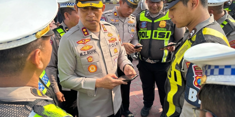 Cegah Pelanggaran Anggota, Wakapolresta Sidoarjo Periksa Handphone Anggota