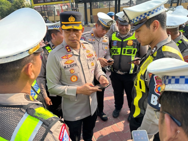 Cegah Pelanggaran Anggota, Wakapolresta Sidoarjo Periksa Handphone Anggota