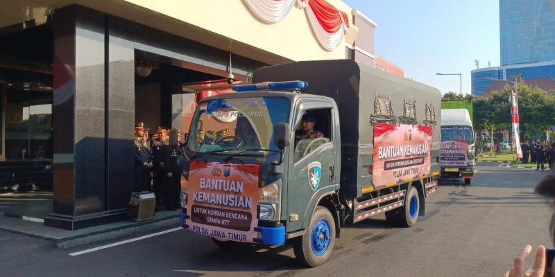 Polda Jatim Kirim Bantuan Kemanusiaan ke NTT, Siapkan Dapur Lapangan Hingga Tim Trauma Healing