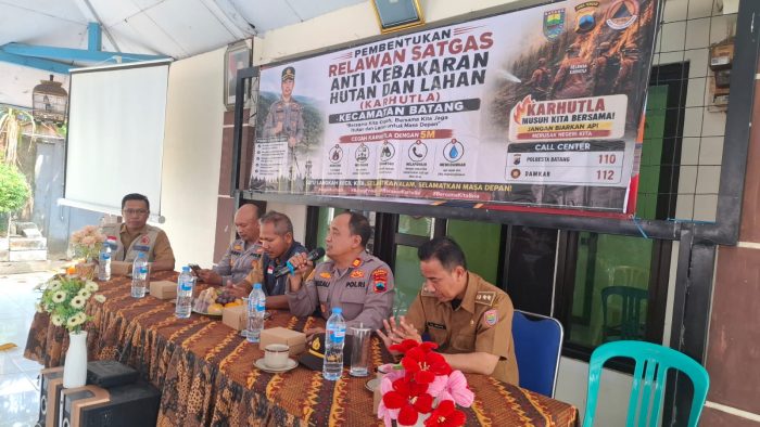 Tingkatkan Kesiapsiagaan Musim Kemarau, Polsek Batang Bentuk dan Latih Relawan Satgas Anti Karhutla