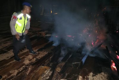 Respons Cepat Laporan Warga, Satpolairud dan Polsek Batang Padamkan Kebakaran di Galangan Kapal