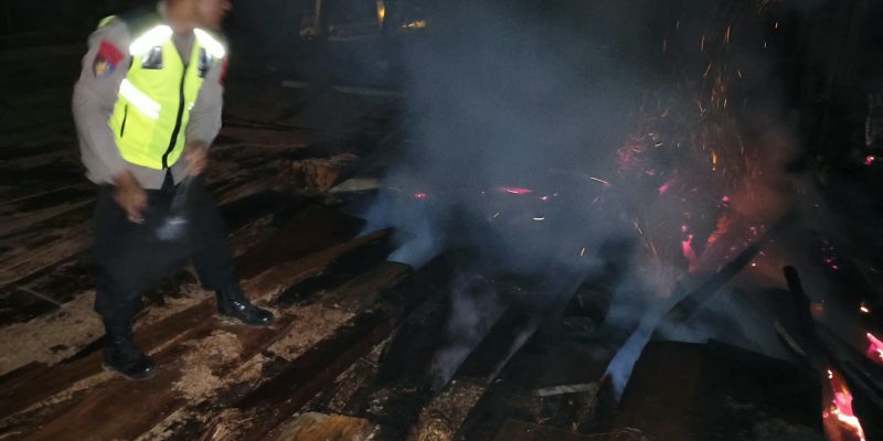 Respons Cepat Laporan Warga, Satpolairud dan Polsek Batang Padamkan Kebakaran di Galangan Kapal