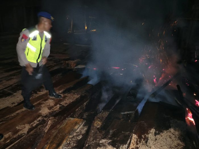 Respons Cepat Laporan Warga, Satpolairud dan Polsek Batang Padamkan Kebakaran di Galangan Kapal