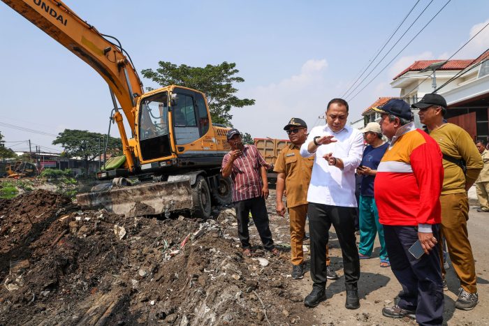 Keterlambatan Pengaspalan Ancam Keselamatan Pengendara, Wali Kota Eri  Peringatkan Kontraktor