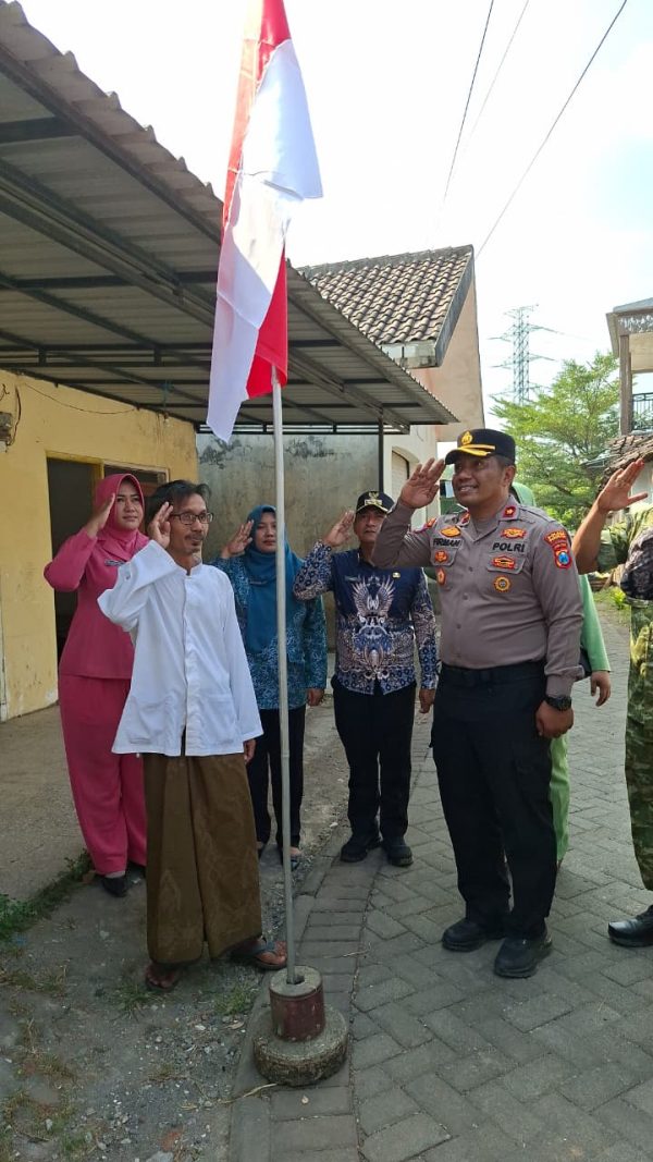 Serentak Jelang HUT RI Ke-81, Polsek Bangil Kerahkan Personel Bersama Tiga Pilar Bangkitkan Nasionalisme