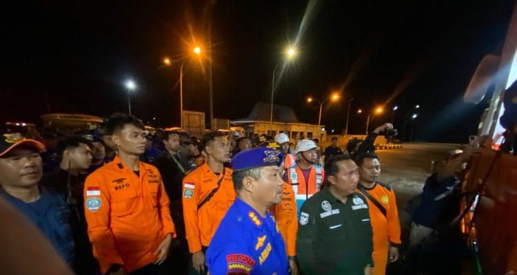 30 Personil SAR Polairud Polda Jatim dan Almatsus, Evakuasi Korban KMP Mutiara Sentosa 2
