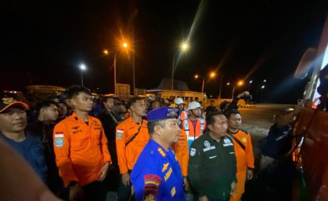 30 Personil SAR Polairud Polda Jatim dan Almatsus, Evakuasi Korban KMP Mutiara Sentosa 2