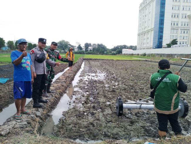 Bhabinkamtibmas Ketegan Kawal Tanam Padi Modern, Dukung Ketahanan Pangan Nasional