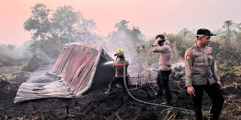 Respon Cepat Ditsamapta Polda Kalteng, Padamkan Karhutla Dekat Permukiman