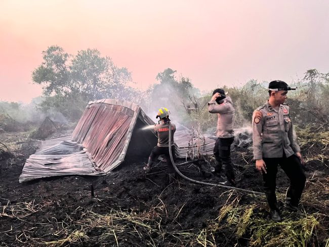 Respon Cepat Ditsamapta Polda Kalteng, Padamkan Karhutla Dekat Permukiman