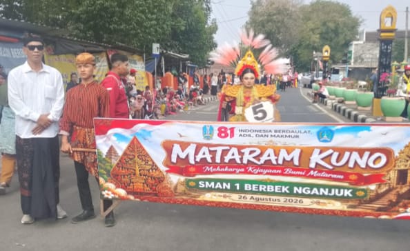 Angkat Sejarah Mataram Kuno, SMAN 1 Berbek Pukau Penonton di Pawai Budaya HUT RI ke-81