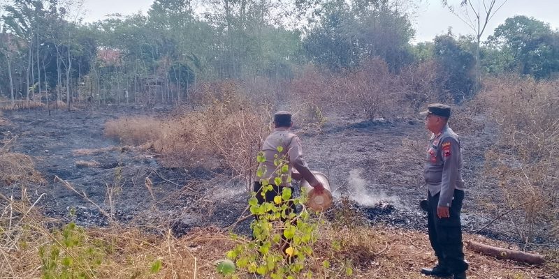 Kebun Terbakar di Kalilembu Karangdadap, Polisi Bersama Warga Sigap Padamkan Api