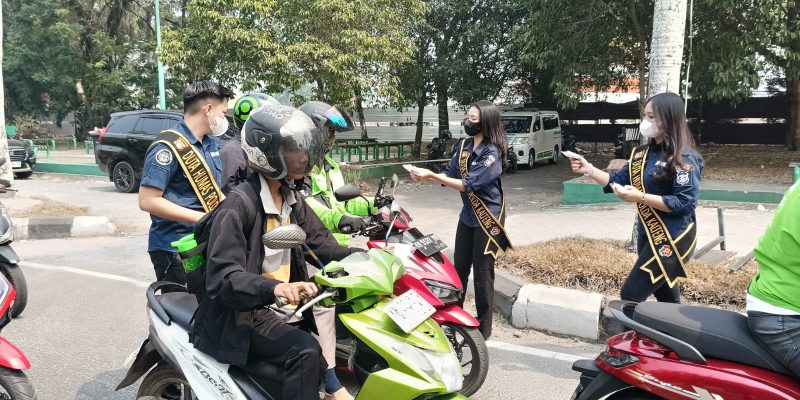 Polda Kalteng Bagikan 500 Masker Kepada Pengendara