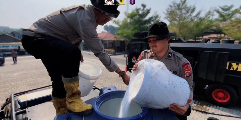 Satbrimob Polda Kalteng Uji Coba Powder Pemutus Api Untuk Perkuat Penanganan Karhutla