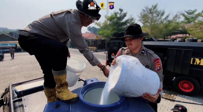 Satbrimob Polda Kalteng Uji Coba Powder Pemutus Api Untuk Perkuat Penanganan Karhutla