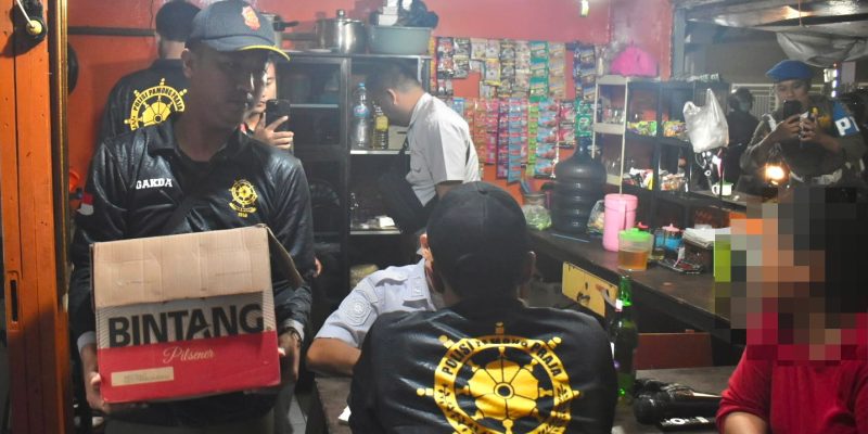 Tindaklanjuti Aduan Warga, Satpol PP Surabaya Temukan Warkop Jual Miras di Tengah Perkampungan