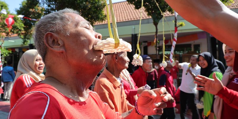 Meriah! Ratusan Lansia Antusias Ikuti Lomba Agustusan di Griya Wreda Jambangan