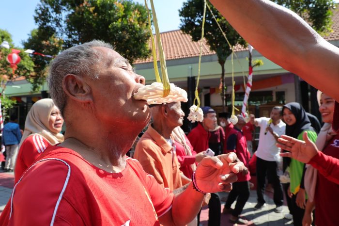 Meriah! Ratusan Lansia Antusias Ikuti Lomba Agustusan di Griya Wreda Jambangan