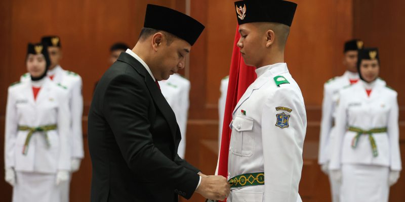 Wali Kota Eri Cahyadi Kukuhkan 98 Anggota Paskibraka Surabaya 2026