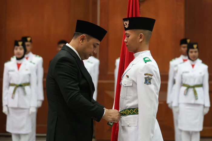 Wali Kota Eri Cahyadi Kukuhkan 98 Anggota Paskibraka Surabaya 2026
