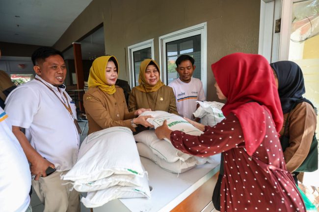 Pemkot Surabaya Bersama Bulog Salurkan Bantuan Pangan Beras 3 Bulan untuk 184 Ribu KPM