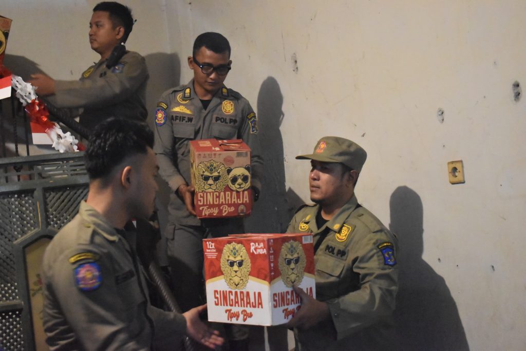 Warkop Diduga Jual Miras Dilaporkan Warga, Satpol PP Surabaya Sita 29 Botol