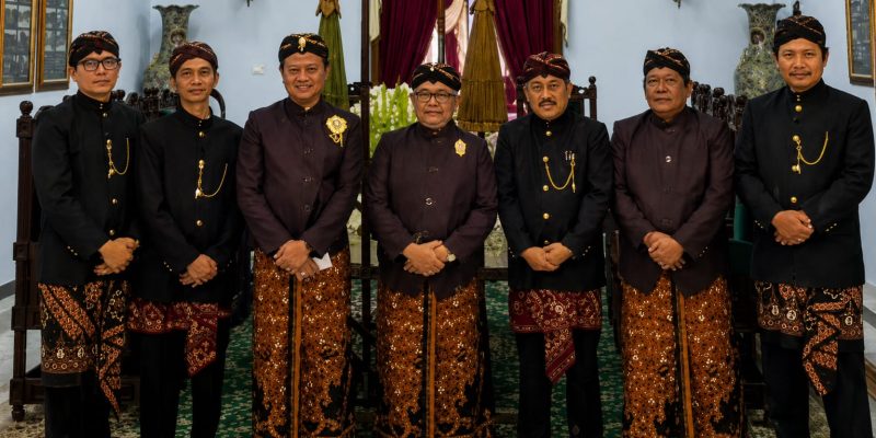 Eratkan Kebersamaan, Pimpinan dan Anggota DPRD Ikuti Prosesi Pisowanan Ageng