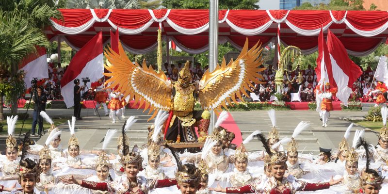 Peringati HUT ke-81 RI, Pemkot Surabaya Gelar Upacara Bendera hingga Tampilkan Tari Kolosal Kampung Pancasila