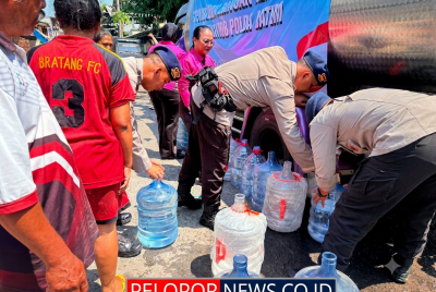 Brimob Polda Jatim Salurkan 37.000 Liter Air Bersih Untuk Warga Terdampak Kemarau