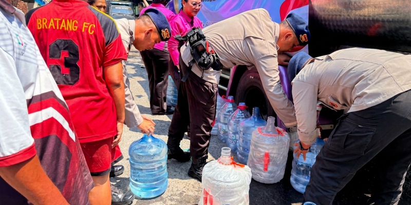 Brimob Polda Jatim Salurkan 37.000 Liter Air Bersih Untuk Warga Terdampak Kemarau