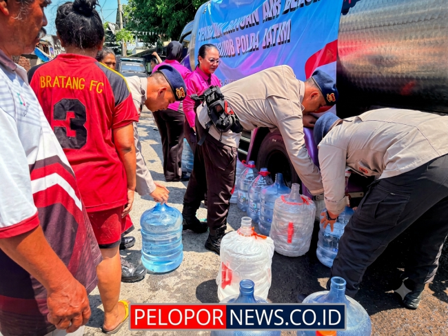 Brimob Polda Jatim Salurkan 37.000 Liter Air Bersih Untuk Warga Terdampak Kemarau