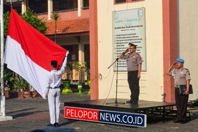 Polisi Sidoarjo Beri Edukasi Pelajar Saat Upacara Senin