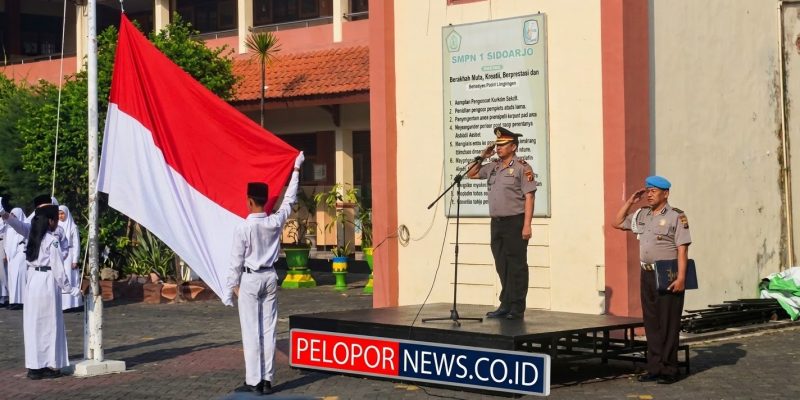 Polisi Sidoarjo Beri Edukasi Pelajar Saat Upacara Senin