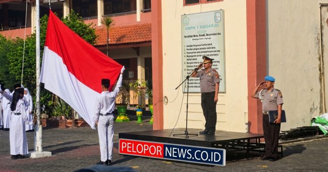 Polisi Sidoarjo Beri Edukasi Pelajar Saat Upacara Senin
