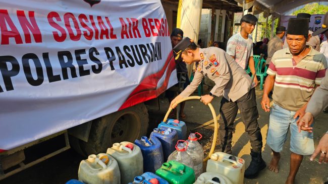 Kapolres Pasuruan Salurkan Bantuan Air Bersih dan Sembako Untuk Warga Kedungrejo