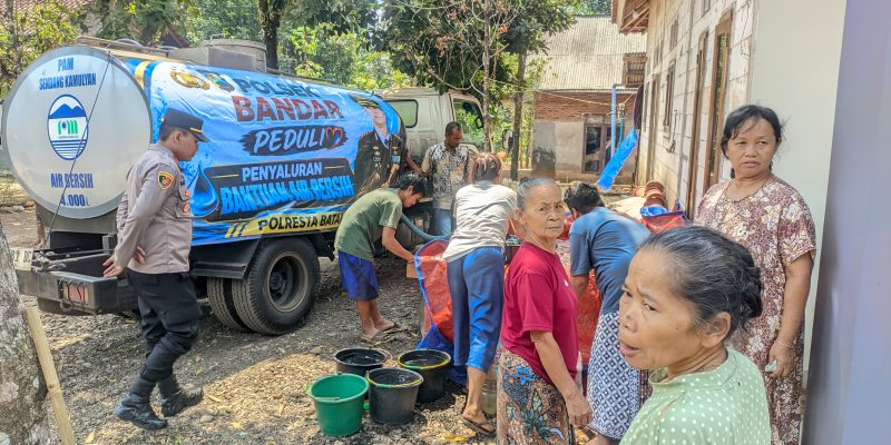 Wujud Kepedulian Polri, Polsek Bandar Salurkan Air Bersih bagi Masyarakat Terdampak Kemarau