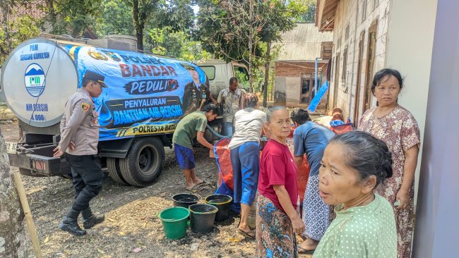 Wujud Kepedulian Polri, Polsek Bandar Salurkan Air Bersih bagi Masyarakat Terdampak Kemarau