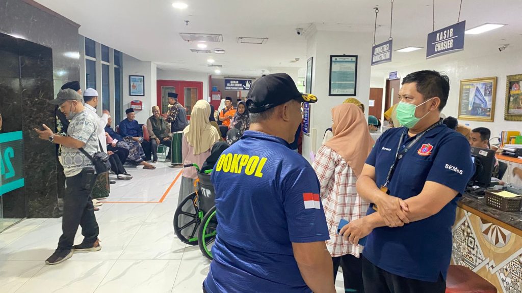 Tim Dokkes Polresta Sidoarjo Patroli Kesehatan, Pantau Kondisi Santri Ponpes di Tanggulangin