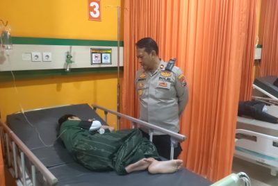 Kapolsek Sidoarjo Kota Jenguk Santri Putat Dalam Perawatan Medis
