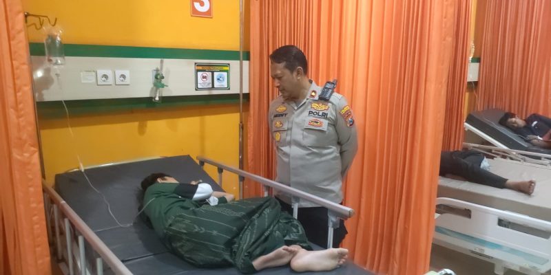 Kapolsek Sidoarjo Kota Jenguk Santri Putat Dalam Perawatan Medis
