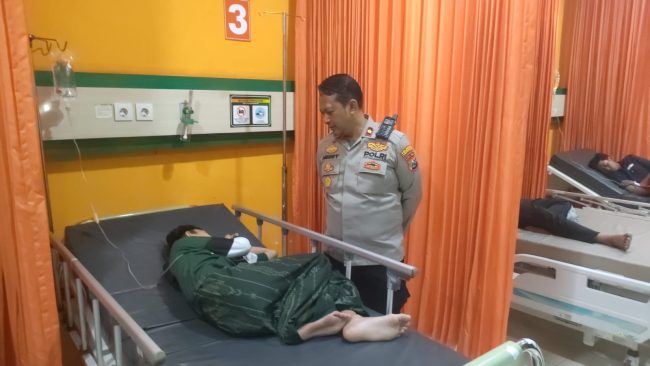 Kapolsek Sidoarjo Kota Jenguk Santri Putat Dalam Perawatan Medis